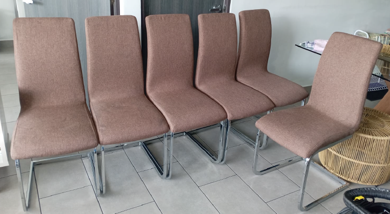 Servicio de limpieza profunda de sillas textiles a domicilio.