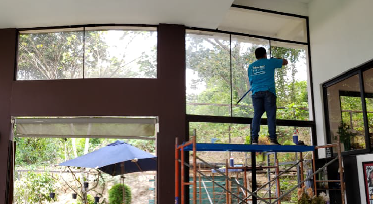 Servicio de limpieza y desincrustado de Ventanales.